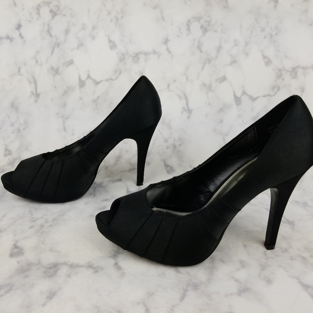 Lulu Townsend Black 4.5 inch heels size 9.5 fabric